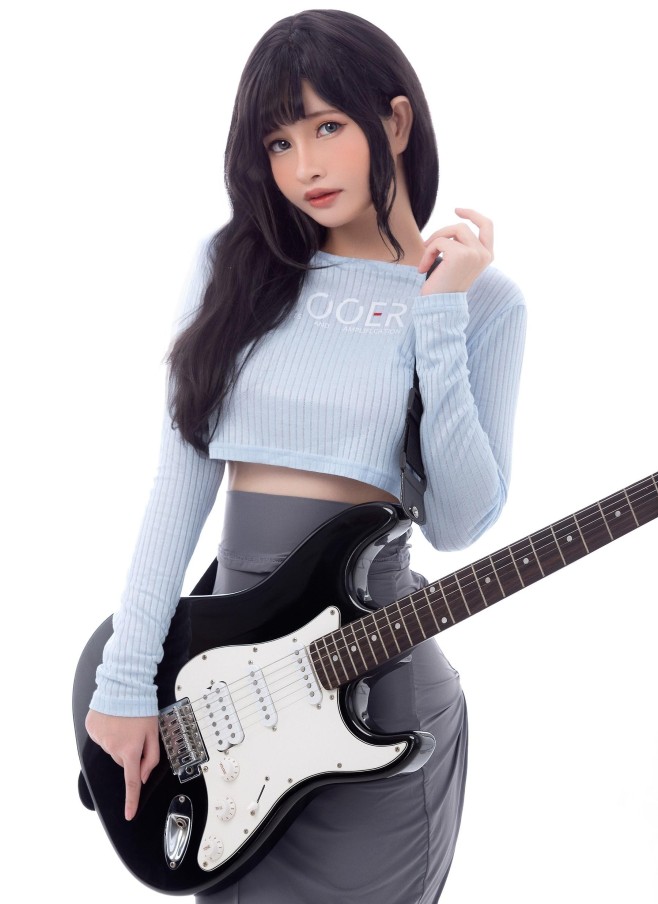 Azami – NO.66 Guitar Sister [26P]